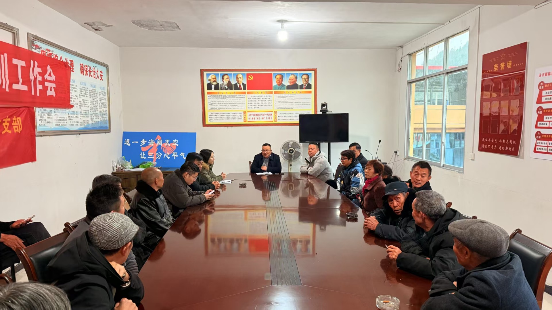 12.3董事长亲到酉阳县涂市镇麻田村指导集体林地流转工作